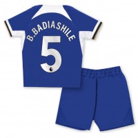 Fotballdrakt Barn Chelsea Benoit Badiashile #5 Hjemmedraktsett 2023-24 Kortermet (+ Korte bukser)